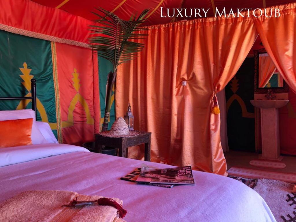 Postel nebo postele na pokoji v ubytování Luxury Maktoub