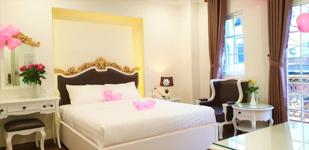 Giường trong phòng chung tại Carita Hotel