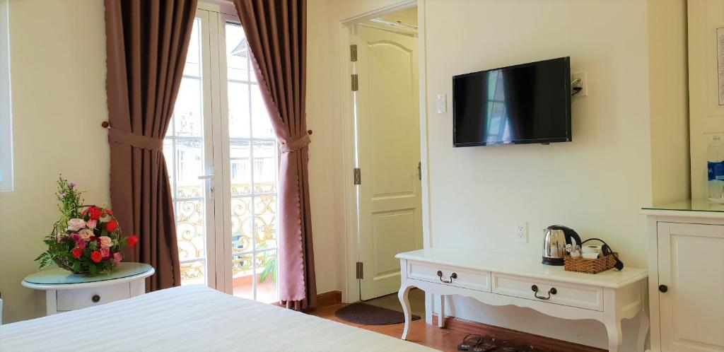 TV/trung tâm giải trí tại Carita Hotel