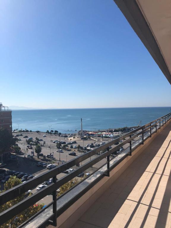 Le balcon offre une vue sur la plage. dans l'établissement Mareluna Penthouse - Luxury Suites, à Salerne