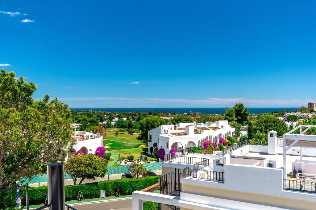 eine Luftansicht auf ein weißes Haus mit einem Pool in der Unterkunft Aloha Pueblo with sea views in Marbella