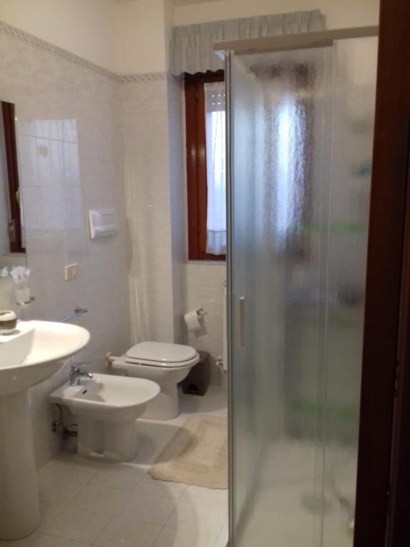 A bathroom at Casa Vacanze "Ai piedi di Assisi"