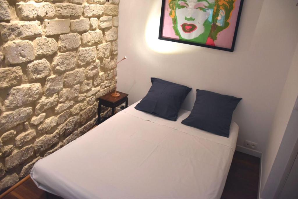 Кровать или кровати в номере Romantic tiny house inside Montmartre near Moulin Rouge