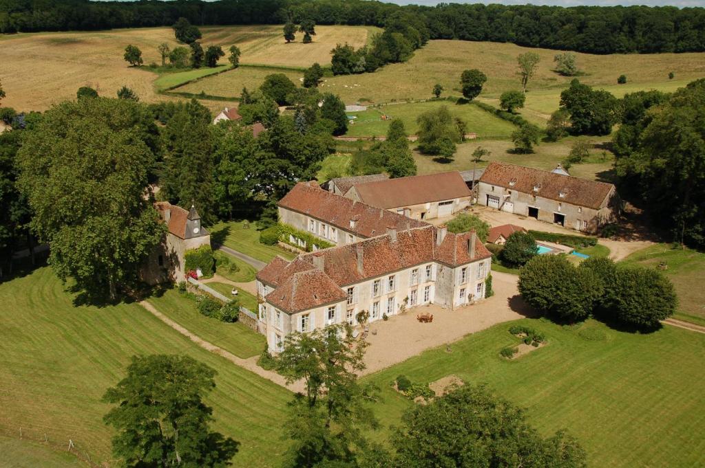 uma vista aérea de uma grande casa num campo em Château de SURY em Saint-Jean-aux-Amognes