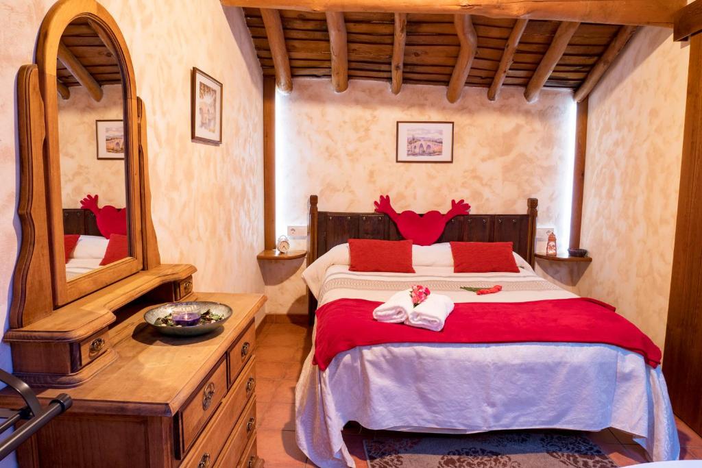 A bed or beds in a room at Casa Rural El Berrueco