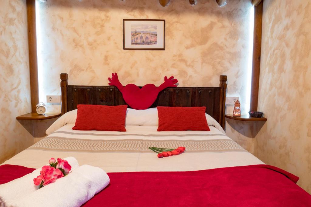 A bed or beds in a room at Casa Rural El Berrueco