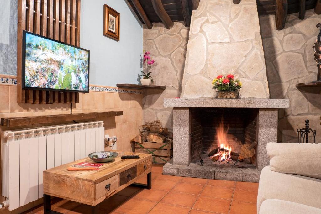 A television and/or entertainment centre at Casa Rural El Berrueco