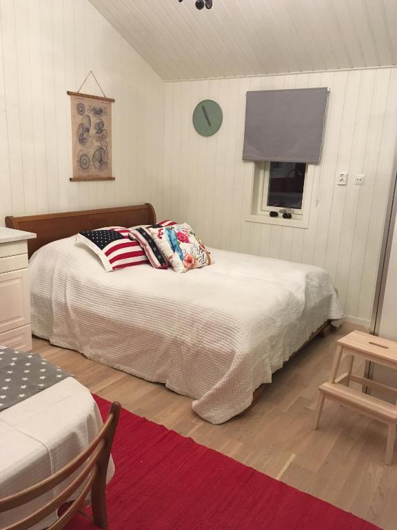 Postel nebo postele na pokoji v ubytování Långesjö lillstuga