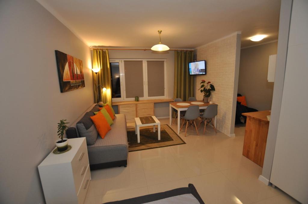 Televízia a/alebo spoločenská miestnosť v ubytovaní Apartament pod Jasną Górą