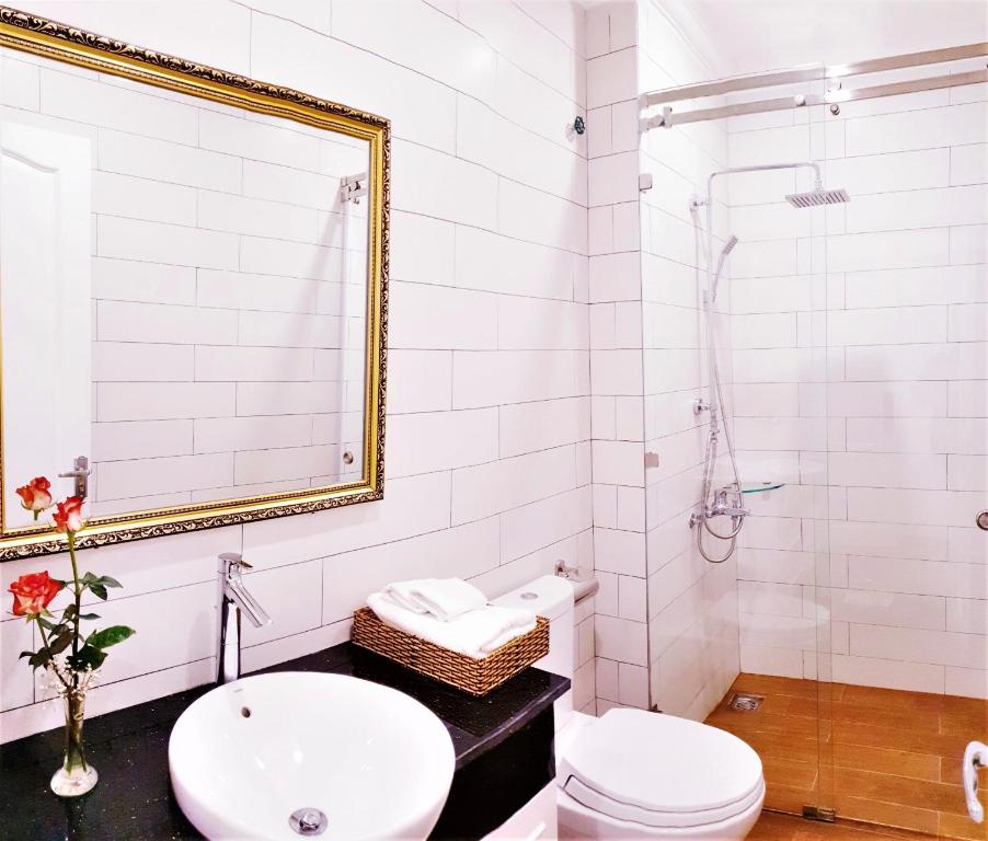 Koupelna v ubytování Carita Hotel