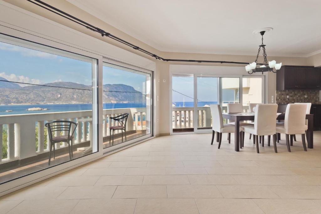 una sala da pranzo con tavolo e vista sull'oceano di Lux Sea View Apartment a Karpathos
