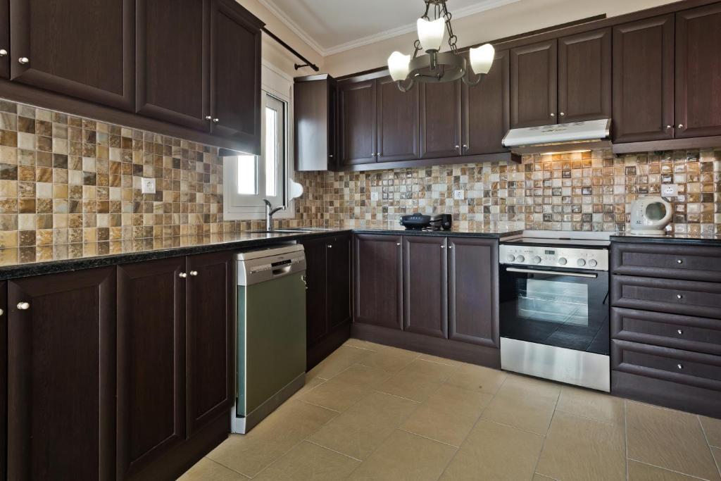 A kitchen or kitchenette at Lux Sea View Apartment