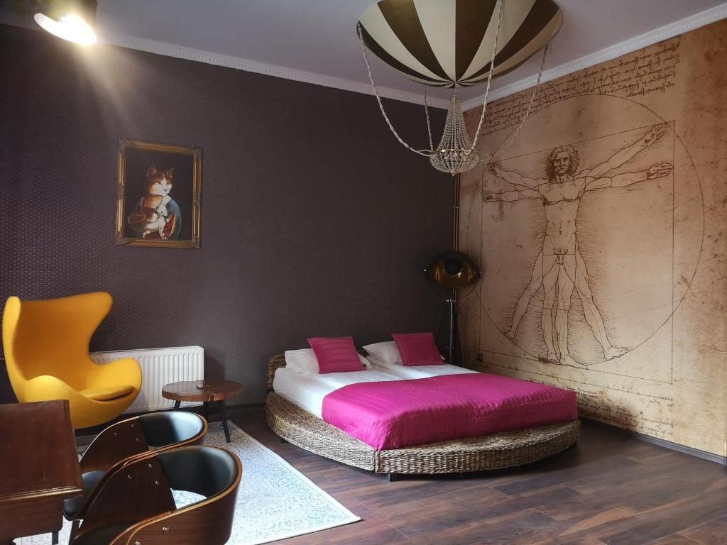 ドウゴポレ・ズドルイにあるKot Pocztowyのベッドルーム1室(ベッド1台付)が備わります。壁には絵画が飾られています。