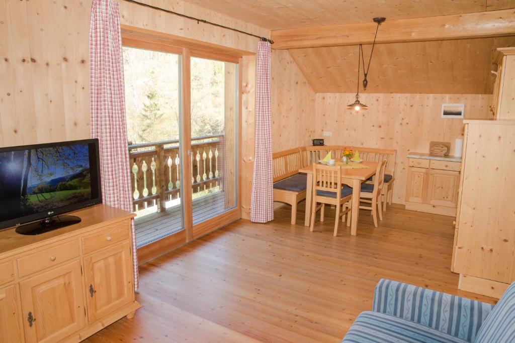 Televízia a/alebo spoločenská miestnosť v ubytovaní Urlaub mitten im Wald - Lueg