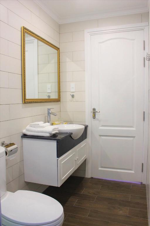 Koupelna v ubytování Carita Hotel