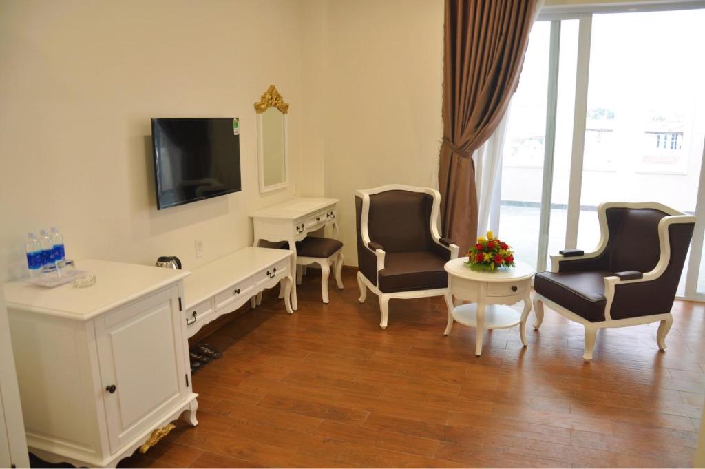 TV a/nebo společenská místnost v ubytování Carita Hotel