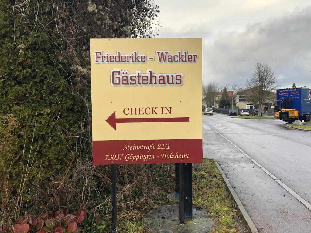um sinal para um posto de gasolina na berma de uma estrada em Friederike Wackler Gästehaus em Göppingen
