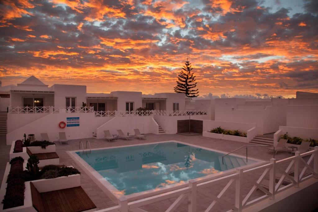 Flower Beach Deluxe - Apartment With Pool View