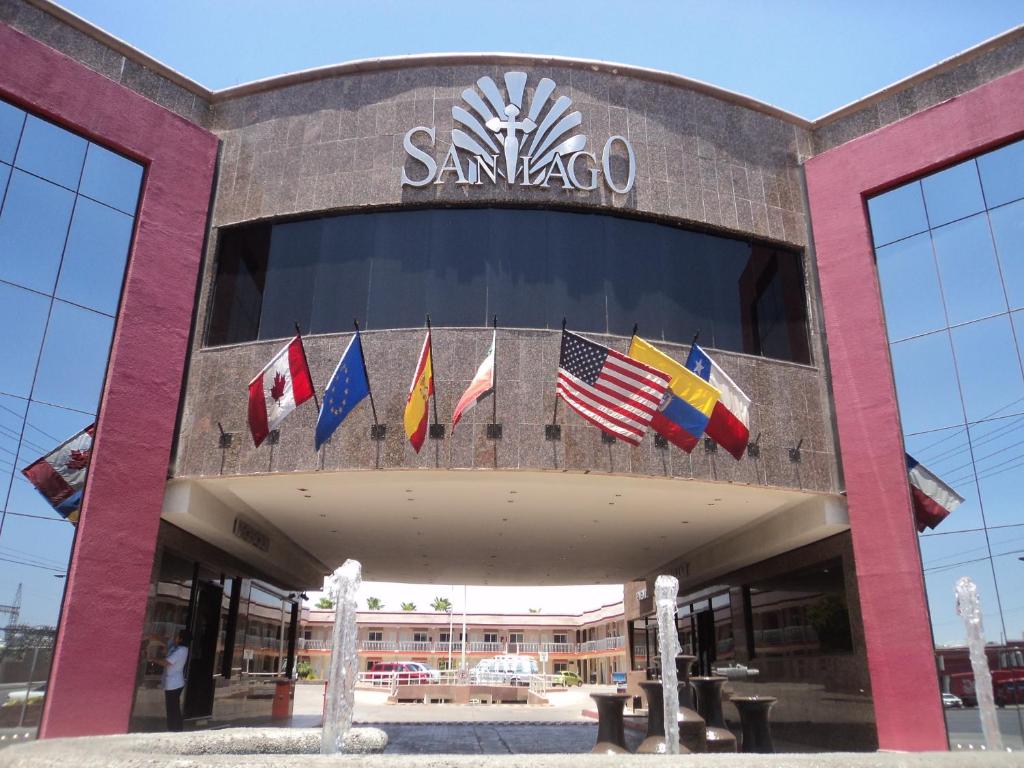 un edificio de sanyo con banderas delante de él en Hotel Santiago Plaza en Hermosillo