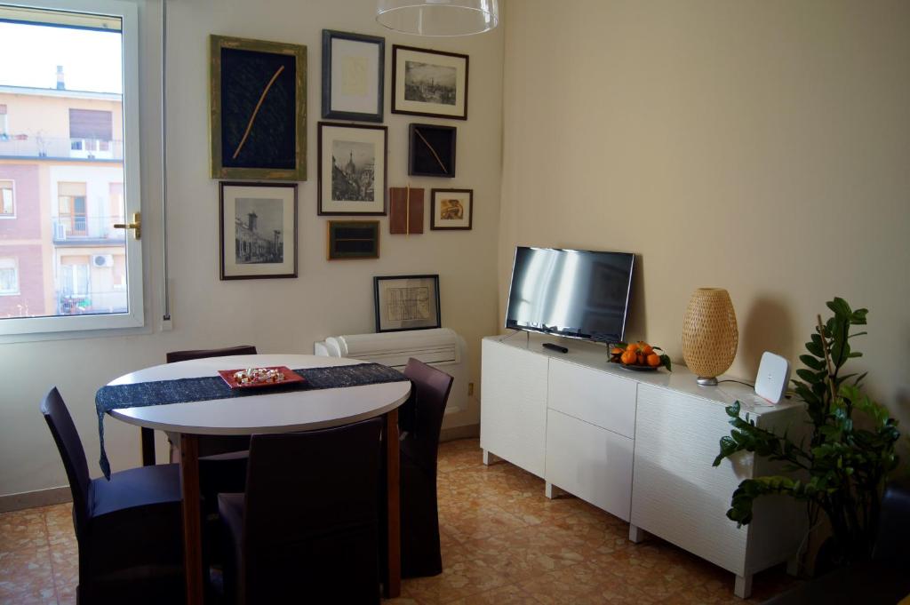 ボローニャにあるCasa Colavita 148のリビングルーム(テーブル、テレビ付)