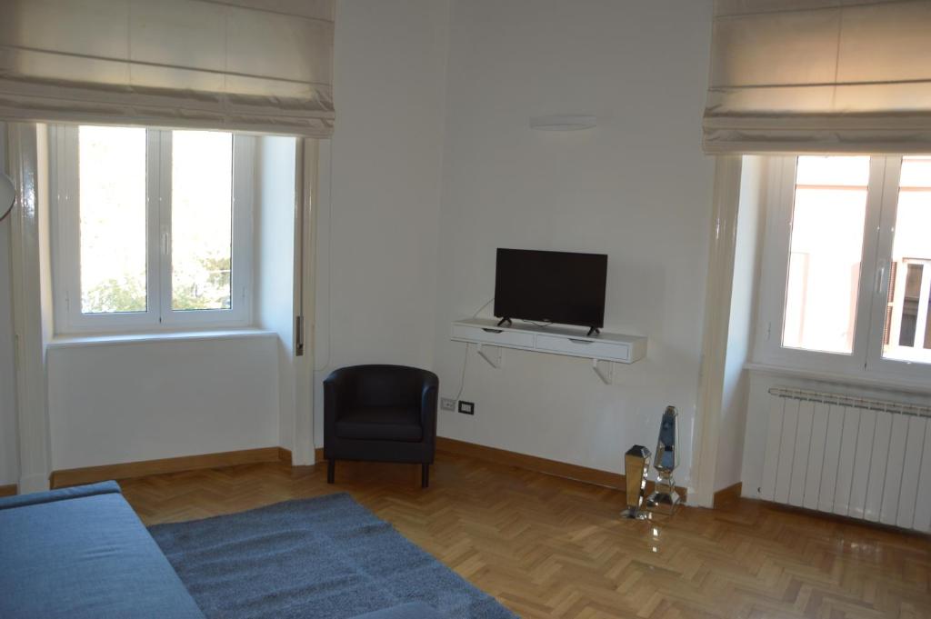 Una finestra su Castel Sant'Angelo - 11