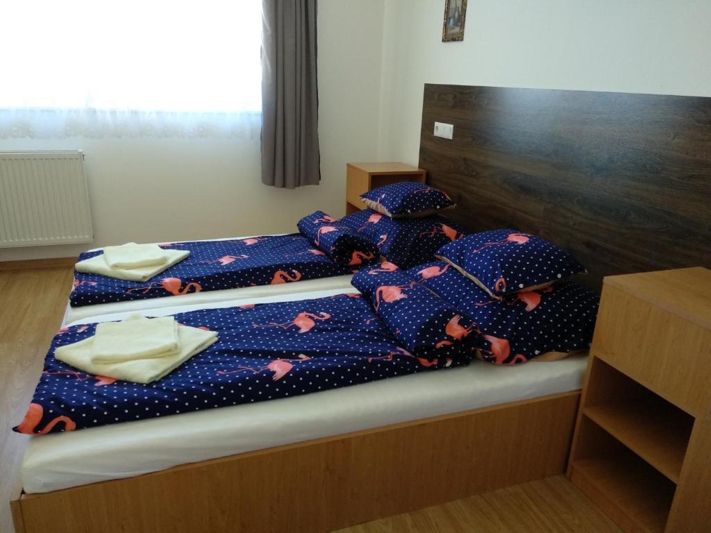 1 dormitorio con 2 camas con almohadas en Acopark Vendégház en Debrecen