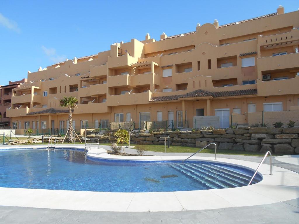 un edificio con piscina frente a un edificio en Atlantic, en Tarifa