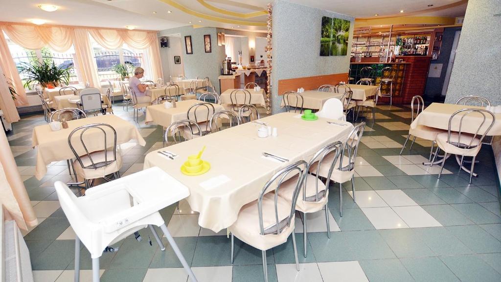 Reštaurácia alebo iné gastronomické zariadenie v ubytovaní Apartamenty Rok