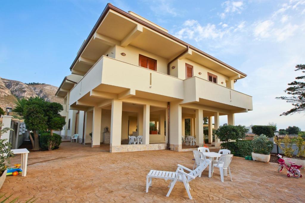 una casa con un patio di fronte di Erice Mare a Erice