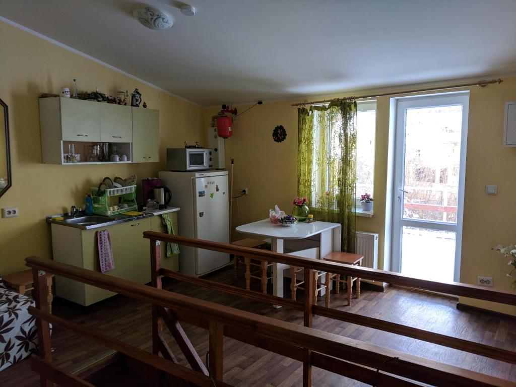 Kuchyň nebo kuchyňský kout v ubytování Krone Hostel