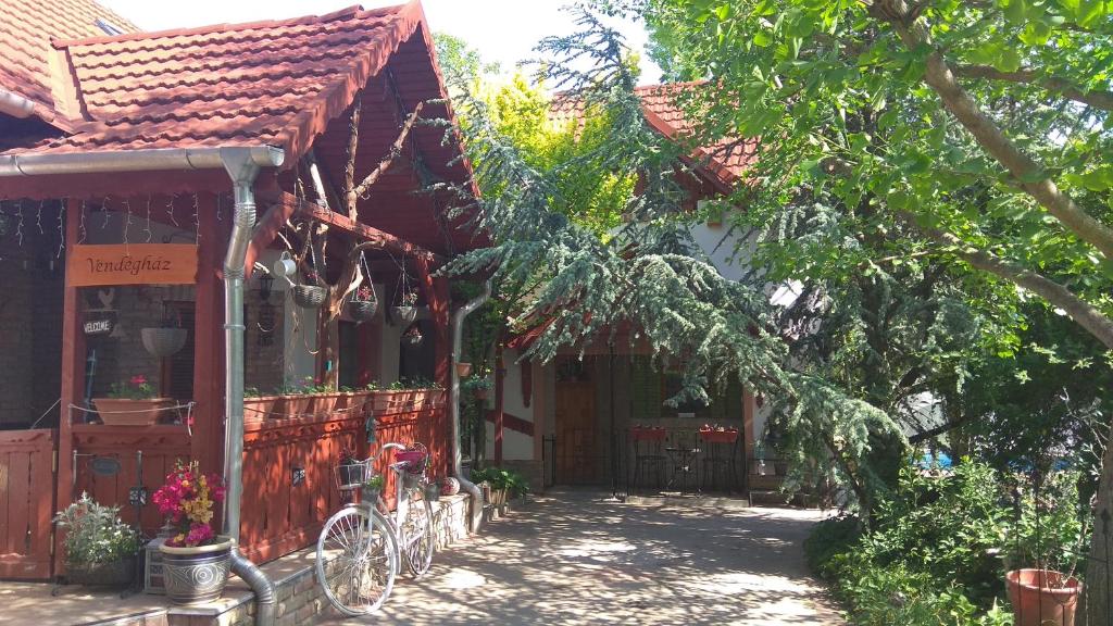 une maison avec un vélo garé à l'extérieur dans l'établissement Mendei Vendégház, à Mende