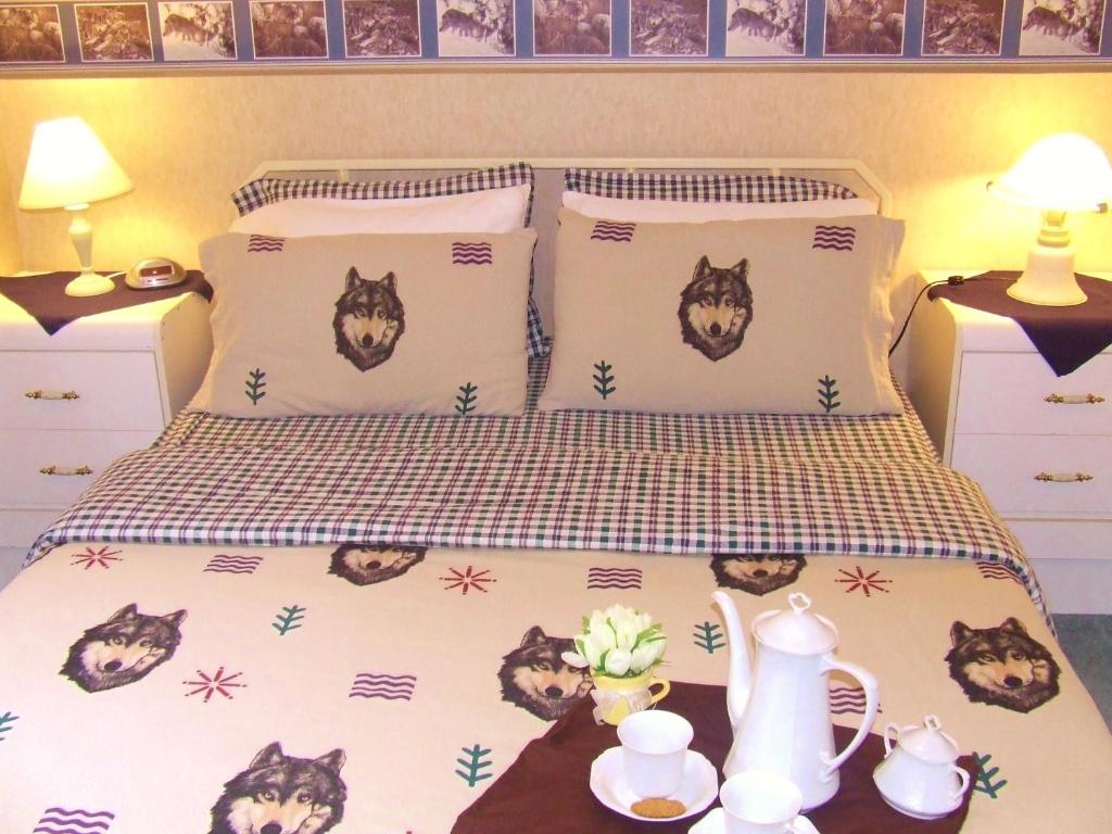 Postel nebo postele na pokoji v ubytování Silvern Lake Trail Bed and Breakfast