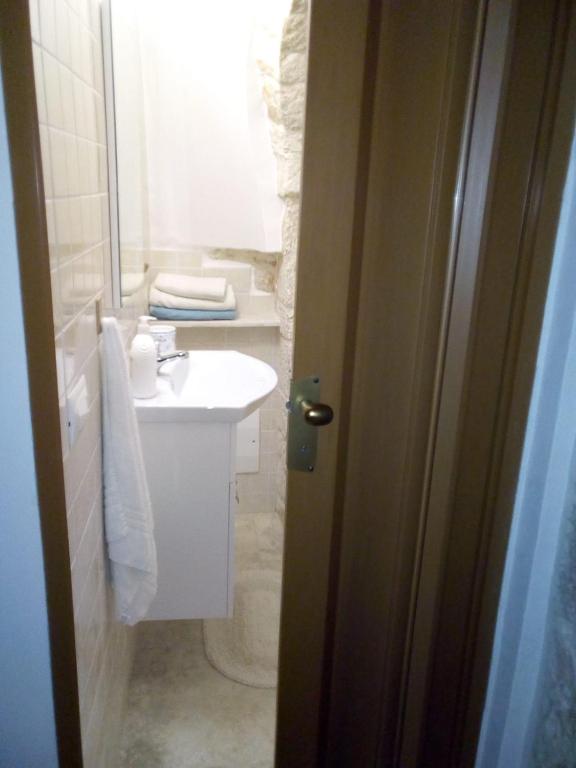 A bathroom at Trulletto dei sogni