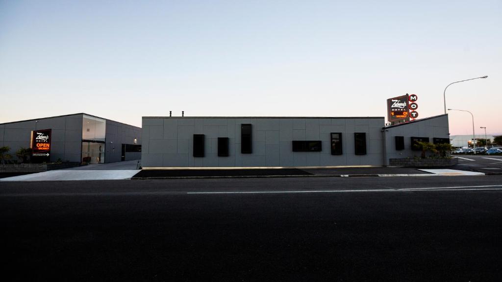 a building on the side of a street with a traffic light at Zachary's Motel in Levin