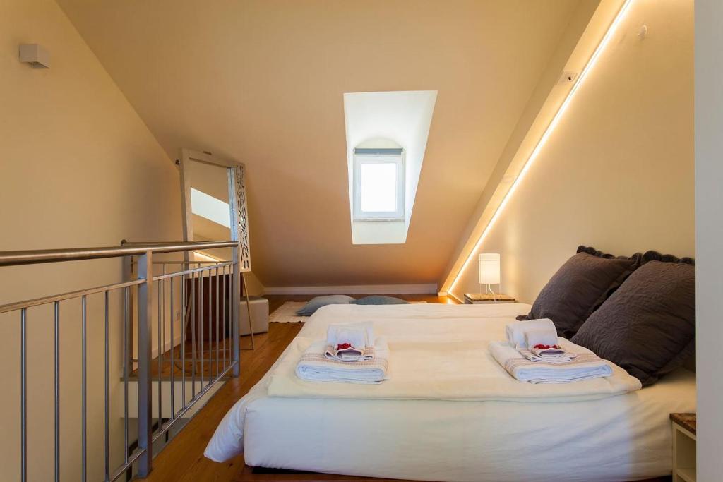 ein Zimmer mit zwei Betten mit Handtüchern darauf in der Unterkunft Exquisit Flat Left in Lissabon