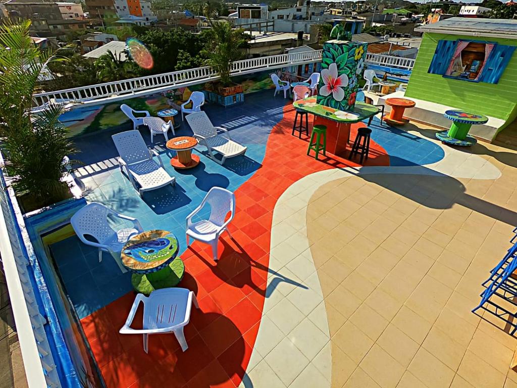 an overhead view of a pool with chairs and tables at La Posada De Lulú in San Andrés