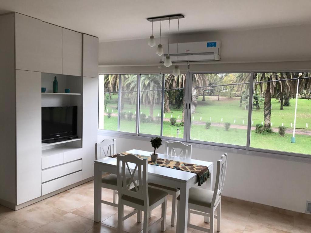 uma sala de jantar com mesa e cadeiras e uma televisão em Departamento Leben em Colón