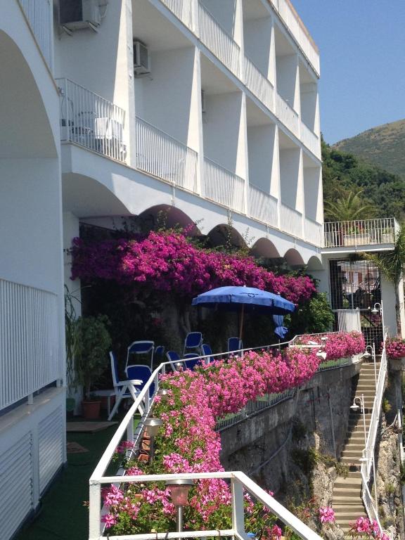 a hotel with flowers on the side of a building at Hotel Voce del Mare in Vietri sul Mare