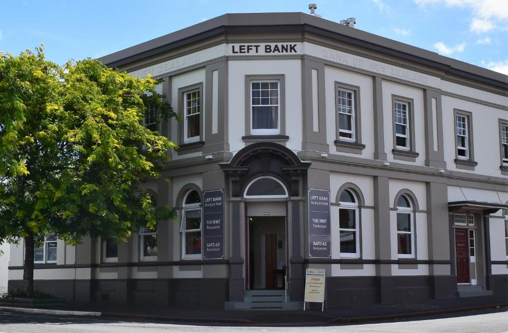 un edificio de la orilla izquierda en la esquina de una calle en Left Bank en Kaikohe