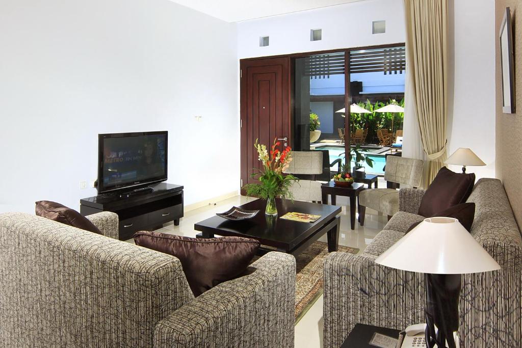 TV a/nebo společenská místnost v ubytování The Radiant Hotel