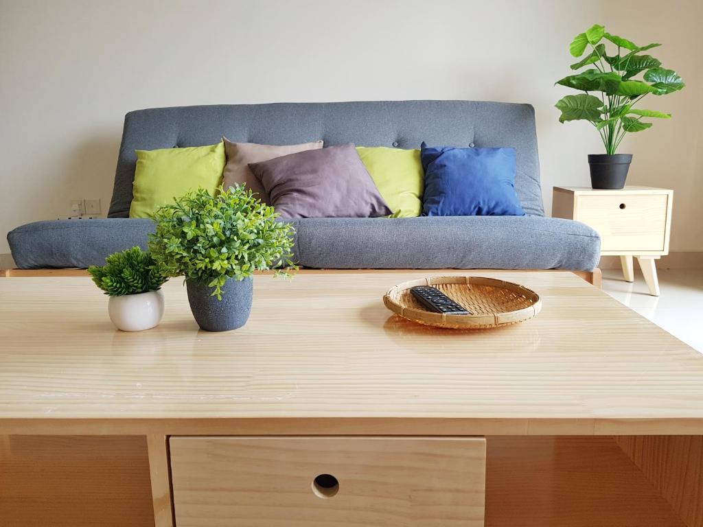 - Mesa de centro en la sala de estar con sofá en S3 The Wood @ The Best Location at Puchong, en Puchong