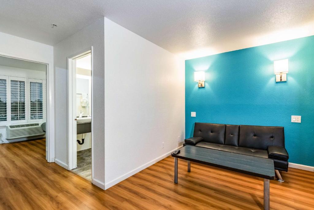 Motel 6-Fountain Valley, CA - Huntington Beach Area - Queen Suite - Non-Smoking