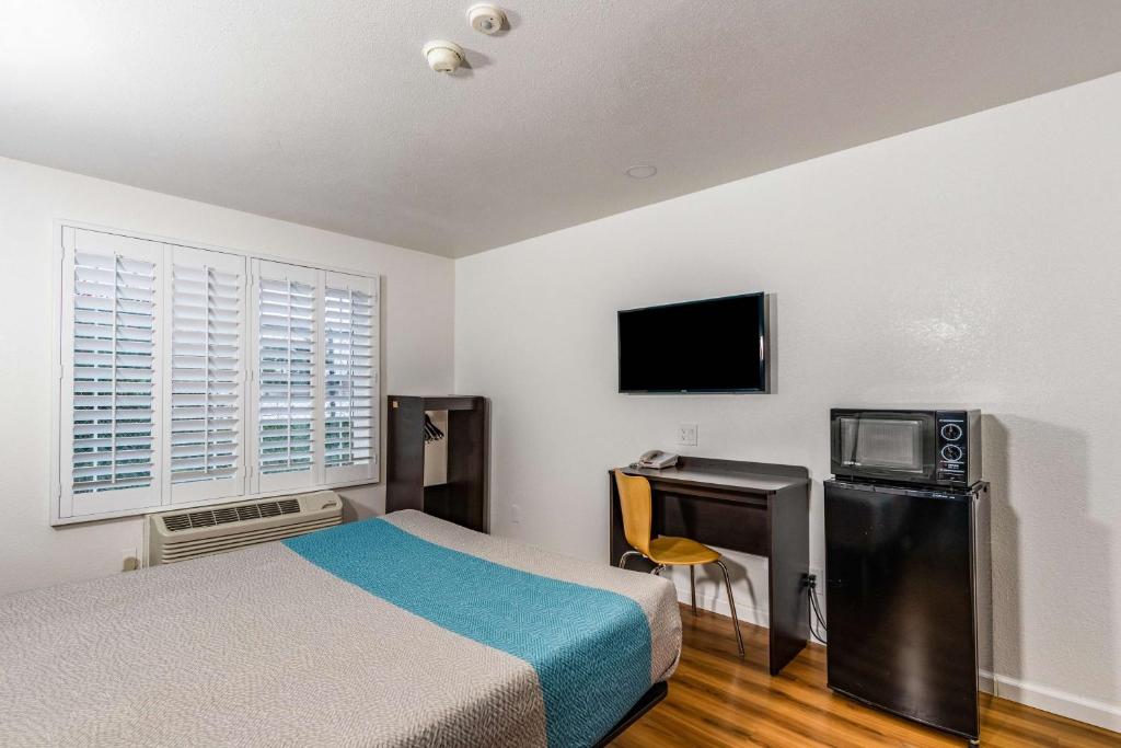Motel 6-Fountain Valley, CA - Huntington Beach Area - Deluxe Queen Room - Non-Smoking