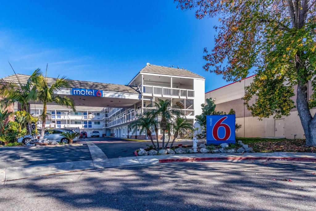 a hotel with a sign in front of a building at Motel 6-Fountain Valley, CA - Huntington Beach Area in Fountain Valley