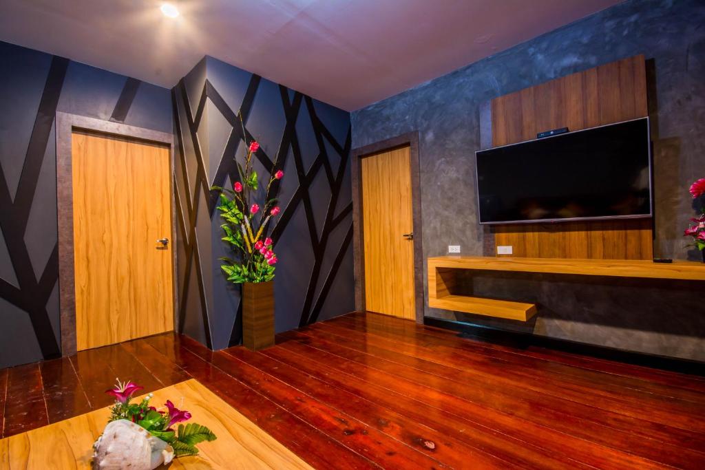TV a/nebo společenská místnost v ubytování Chawlay Resort Koh Lipe