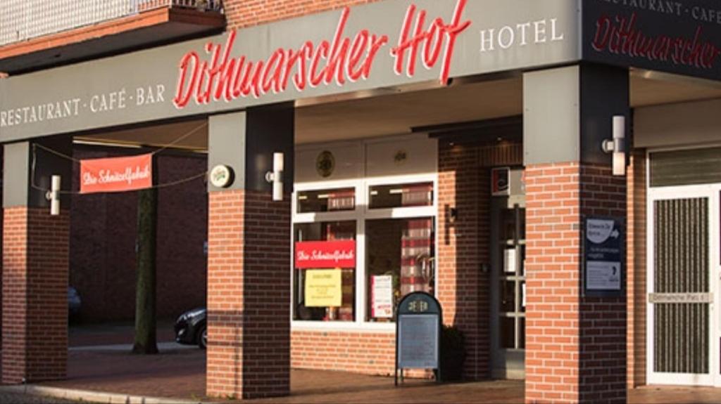 een gebouw met een bord waarop staat: Winfield hotel bij Dithmarscher Hof in Itzehoe