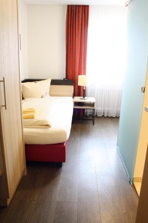 Postel nebo postele na pokoji v ubytování TaunusTagungsHotel