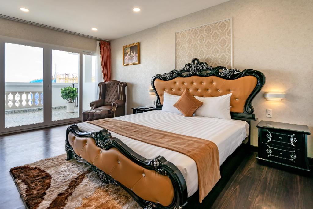 Кровать или кровати в номере Emerald Central