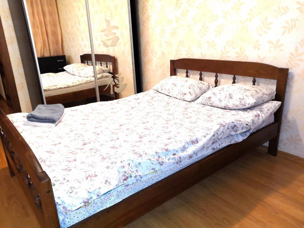 um quarto com uma cama e um espelho em 3-комнатная квартира для БОЛЬШОЙ СЕМЬИ или ТИХОЙ КОМПАНИИ em Vladimir