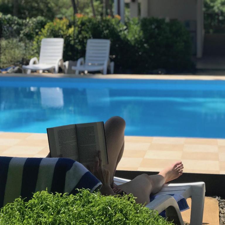 Bazén v ubytování Green Parrot Beach Resort nebo v jeho okolí
